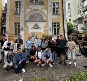 Образователен тур за ученици от СПГ “Княгиня Евдогия”, посетиха “Кварталът на писателите”